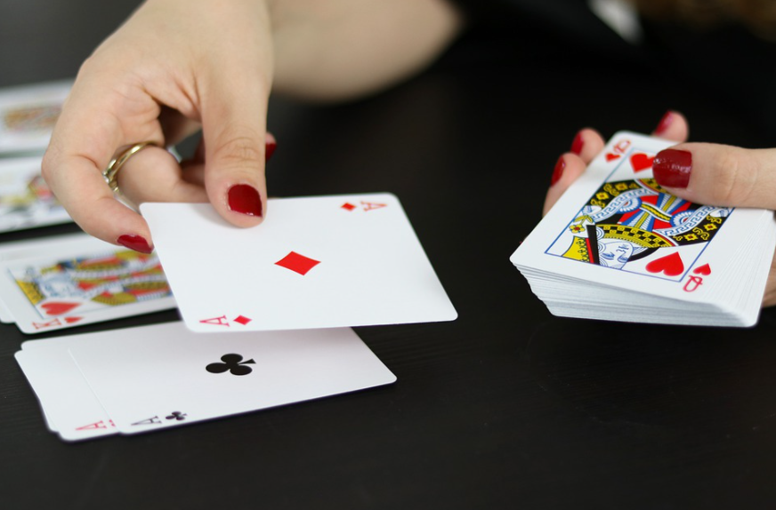 The Differences of Traditional and Online Poker at Casino